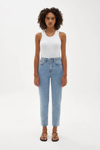 Load image into Gallery viewer, SIGNATURE SLIM JEAN
