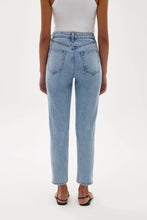 Load image into Gallery viewer, SIGNATURE SLIM JEAN
