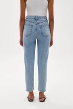 Load image into Gallery viewer, SIGNATURE SLIM JEAN
