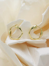 Load image into Gallery viewer, RIVER HOOPS GOLD
