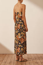 Load image into Gallery viewer, OKALA SILK STRAPLESS KNOT MIDI DRESS
